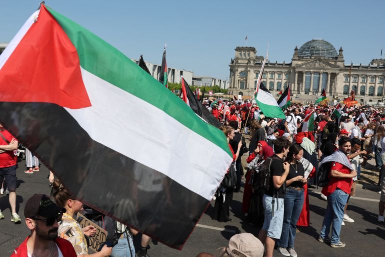 Demonstrators protest against conditions in Gaza and to impose sanctions against Israel and against arms shipments in front of the Reichstag building, the seat of the lower house of parliament Bundestag, in Berlin, Germany, June 21, 2025. REUTERS/Fabrizio Bensch