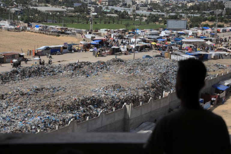 الاحتلال يمنع البلديات من الوصول لمكبات النفايات الرئيسية القريبة من السياج الأمني شرق قطاع غزة-رائد موسى-خان يونس-الجزيرة نت