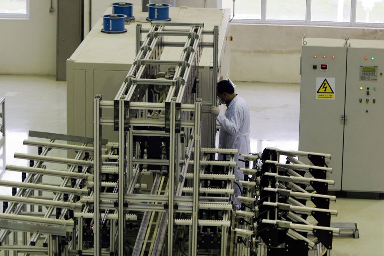 A worker works at the Fuel Manufacturing plant at Isfahan Uranium Conversion Facility 440 km (273 miles) south of Tehran April 9, 2009. REUTERS/Caren Firouz (IRAN POLITICS ENERGY)