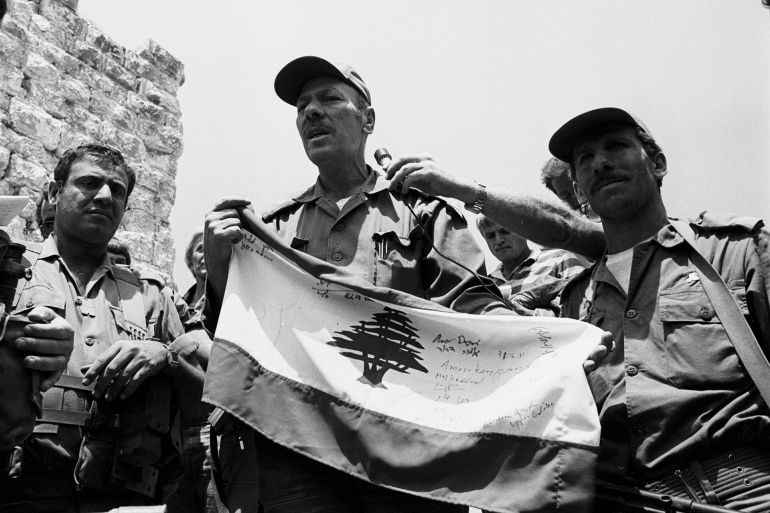 Le major Saad Haddad et les milices chrétiennes du Sud-Liban occupent le Chateau de Beaufort après sa prise par l'armée israélienne le 7 juin 1982, Liban. (Photo by Alain MINGAM/Gamma-Rapho via Getty Images)