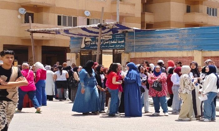 عقب أداء امتحان اللغة العربية.. ردود أفعال متباينة بين طلاب الثانوية العامة بالإسكندرية عقب أداء امتحان اللغة العربية.. ردود أفعال متباينة بين طلاب الثانوية العامة بالإسكندرية