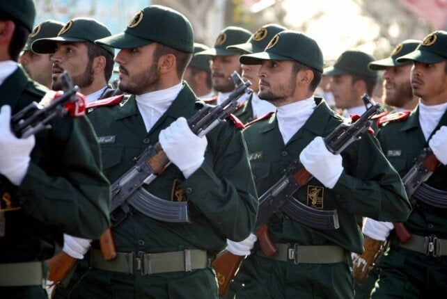 قائد الجيش الإيراني: نقاتل من أجل النصر ونتمسك بالدفاع عن الوطن ووحدة أراضيه قائد الجيش الإيراني: نقاتل من أجل النصر ونتمسك بالدفاع عن الوطن ووحدة أراضيه
