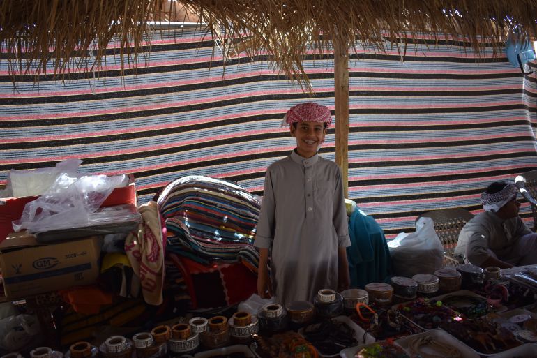 الطفل عبد العزيز يقطع مسافة طويلة يوميا ليذهب إلى عمله (2)