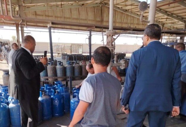 محافظ قنا يفاجئ مصنع الغازات البترولية ويشدد على إجراءات الوزن والسلامة والجودة محافظ قنا يفاجئ مصنع الغازات البترولية ويشدد على إجراءات الوزن والسلامة والجودة