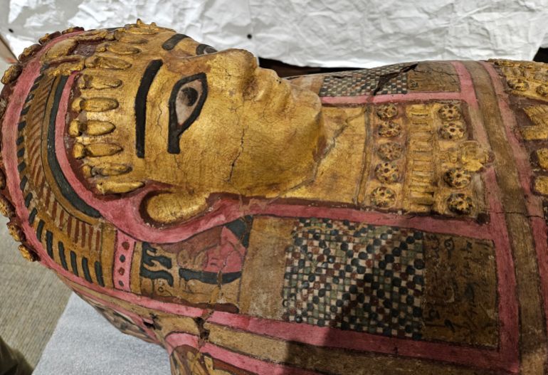 مثال على استخدام الصبغة الزرقاء المصرية في القطع الأثرية القديمة (متحف كارنيجي للتاريخ الطبيعي)