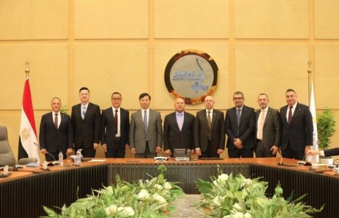 وزير الصناعة يشهد توقيع عقد بناء سفينتين جديدتين وزير الصناعة يشهد توقيع عقد بناء سفينتين جديدتين