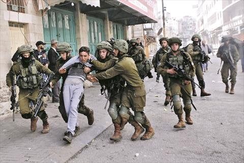 الاحتلال يقتحم قرية العروج بالضفة الغربية ويعتقل أكثر من 20 فلسطينيًا الاحتلال يقتحم قرية العروج بالضفة الغربية ويعتقل أكثر من 20 فلسطينيًا