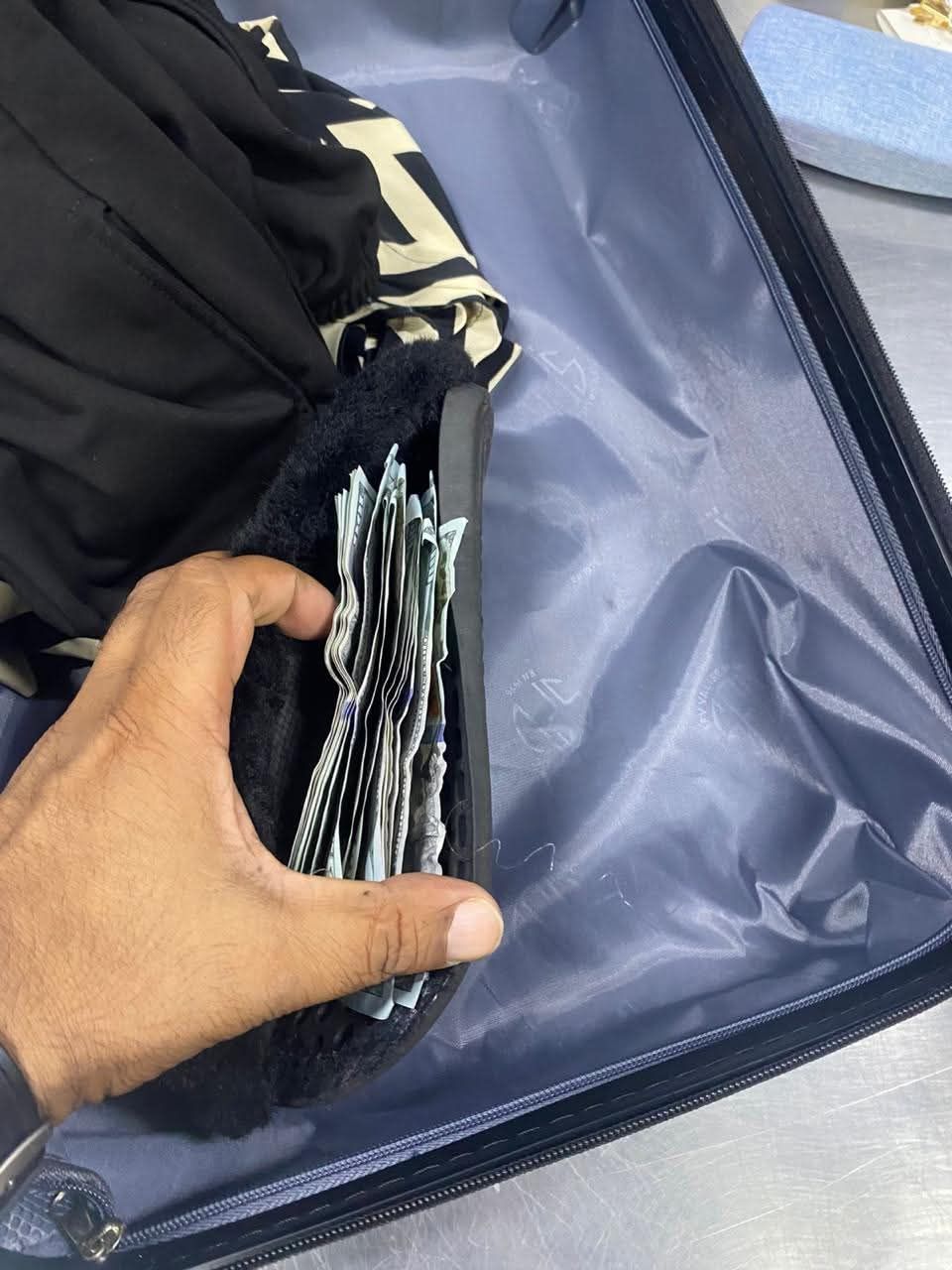 إحباط تهريب 3 آلاف دولار داخل