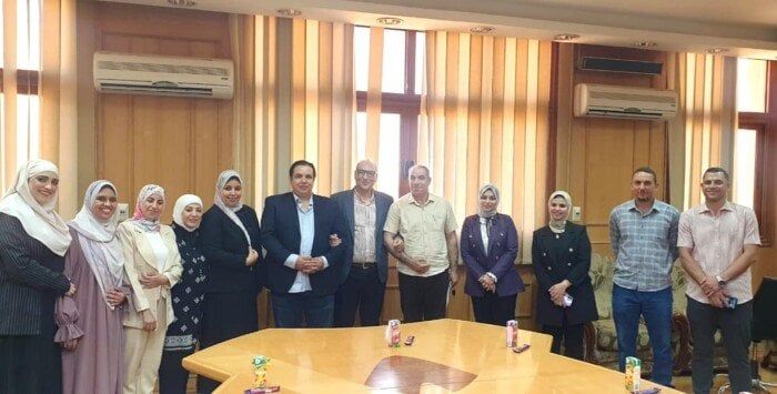 تقديرًا لجهودهم المؤسسية.. عميد تجارة كفر الشيخ يكرم فريق الدراسات العليا بالكلية تقديرًا لجهودهم المؤسسية.. عميد تجارة كفر الشيخ يكرم فريق الدراسات العليا بالكلية