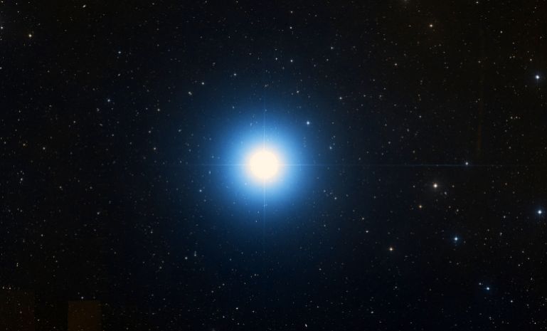 English: Spica in Virgo. Image created using the Aladin Sky Atlas software from the Strasbourg Astronomical Data Center and DSS (Digitized Sky Survey) data. DSS is one of the programs of STScI (Space Telescope Science Institute) whose files are in the public domainالسماك الأعزل