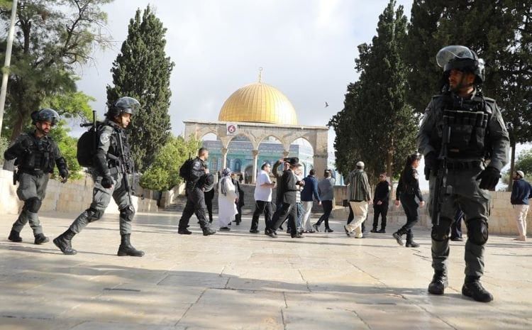 عشرات المستوطنين يقتحمون باحات المسجد الأقصى واعتقال 27 فلسطينيا من الضفة عشرات المستوطنين يقتحمون باحات المسجد الأقصى واعتقال 27 فلسطينيا من الضفة