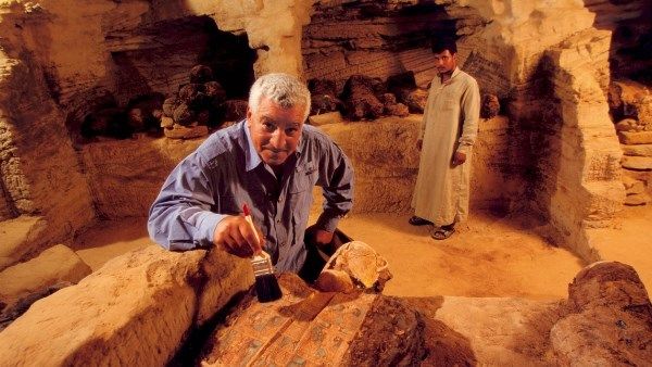 خرافات لا وجود لها في الآثار .. ماذا قال زاهي حواس عن الزئبق الأحمر