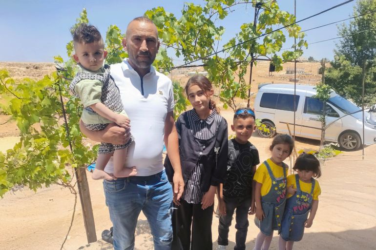 فلسطين-الخليل-يطا-صدام أبو قبيطة ولي أمر عدد من الأطفال في مدرسة اشكارة المخطرة بالهدم -1 يويو 2025 (الجزيرة نت)