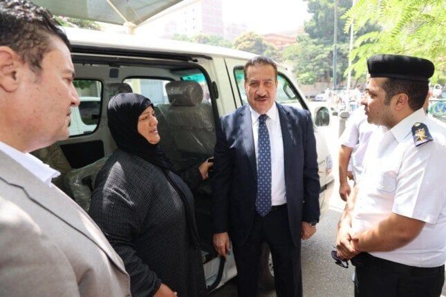 محافظ المنوفية يسلم سيارة ميكروباص جديدة لأسرة مالك سيارة حادث الإقليمي
