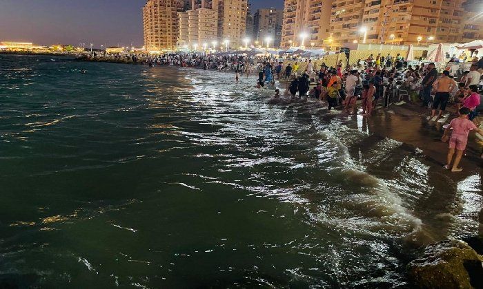 تنفيذًا لتوجيهات محافظ الإسكندرية.. بدء تطبيق قرار منع نزول البحر بعد المواعيد الرسمية تنفيذًا لتوجيهات محافظ الإسكندرية.. بدء تطبيق قرار منع نزول البحر بعد المواعيد الرسمية
