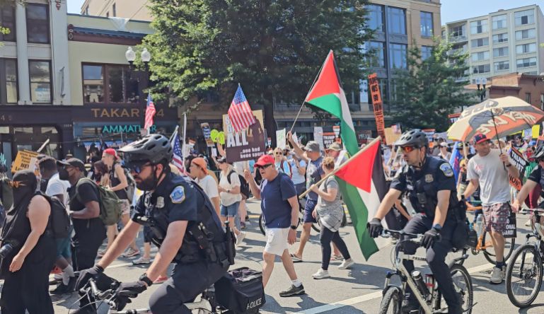 عرفت المسيرة حضورا لافتا للأعلام الفلسطينية