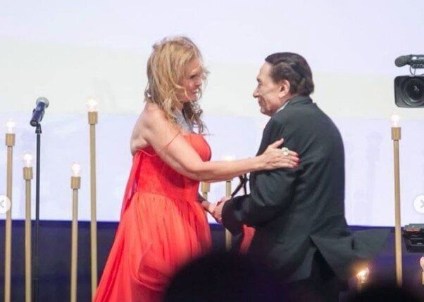 يسرا تهنئ الزعيم عادل إمام بمناسبة حفل زفاف حفيده يسرا تهنئ الزعيم عادل إمام بمناسبة حفل زفاف حفيده