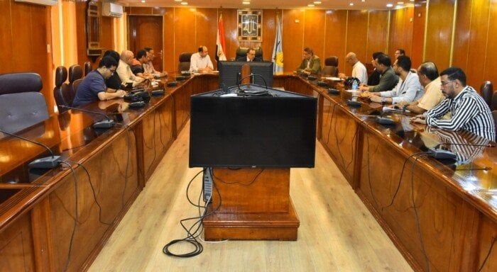 محافظ أسيوط يبحث مع شركات الإعلان تحويل اللوحات لمصدر دعم للمشروعات التنموية محافظ أسيوط يبحث مع شركات الإعلان تحويل اللوحات لمصدر دعم للمشروعات التنموية