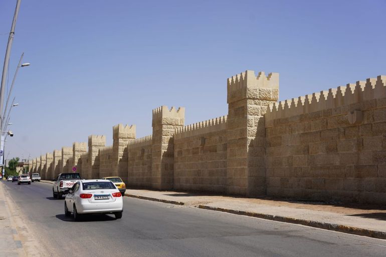 سور نينوى الاثري بجانب الموصل الأيسر قرب دائرة تراث وآثار نينوى اعيد بناءه بشكل كامل بداية هذا العام