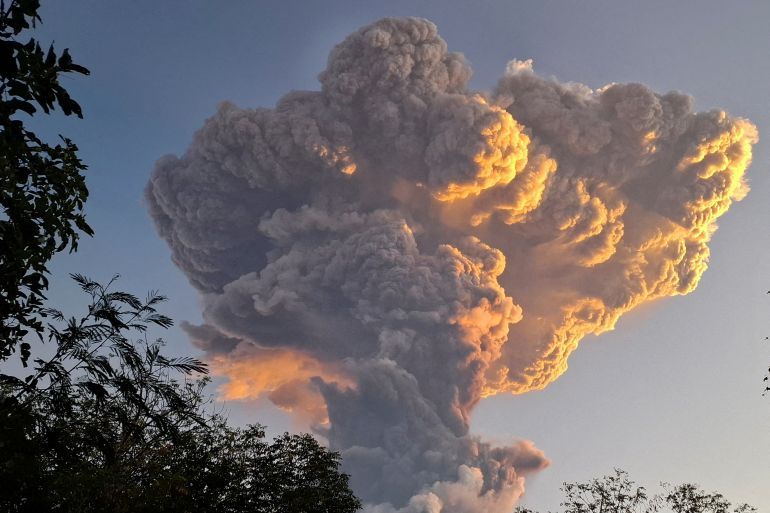 Mount Lewotobi Laki-laki spews smoke and volcanic ash as seen from Kawalelo village in East Nusa Tenggara province, Indonesia, June 17, 2025. REUTERS/Floriana Jijiana J. Tobin TPX IMAGES OF THE DAY