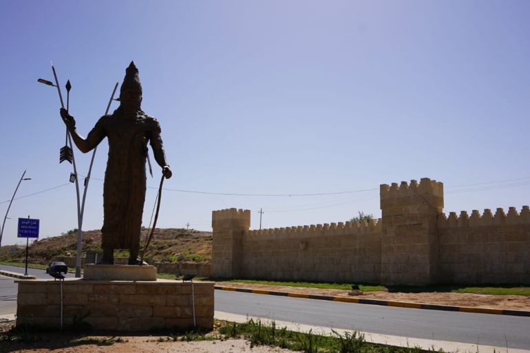 شارع اكيتو وكان في السابق شارع نركال بجانب الموصل الأيسر تم تسميته بشارع اكيتو مع نصب تمثال الملك الاشوري سنحاريب