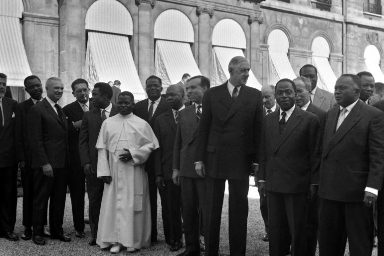 Africain members of the community pose next to French President Charles de Gaulle (C), on September 11, 1959 during the 5th executive council of the community at Elysee Palace, among them Congolese Fulbert Youlou (in white), French prime minister Michel Debre (at De Gaulle's Right), and Ivroy Felix Houphouet-Boigny (2ndR) and Leon M'Ba (R). (Photo by AFP)
