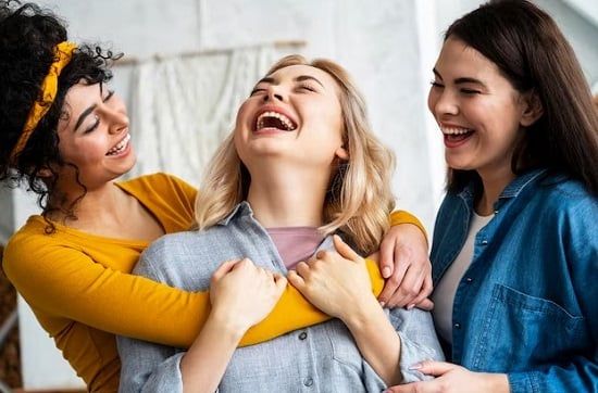 الضحك مع الأصدقاء