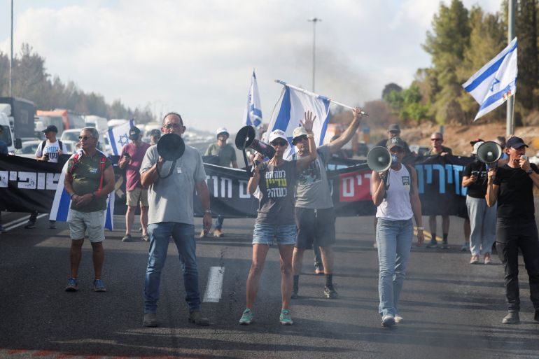 Demonstrators block Israel's main highway connecting Jerusalem and Tel Aviv, after families of hostages have called for a nationwide strike to demand the return of all hostages and an end to the war in Gaza, Latrun Israel August 17,2025 REUTERS/Ronen Zvulun