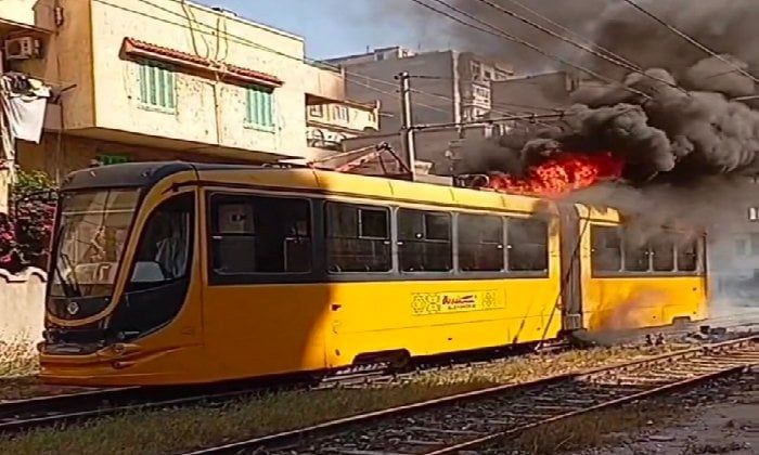 دون إصابات.. حريق يلتهم إحدى عربات الترام بسان ستيفانو بالإسكندرية