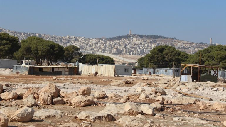 جبل البابا- القدس- فلسطين- يتواجد في بادية القدس 45 تجمعًا بدويًا يصل عدد سكانها تقريبًا 20 ألف نسمة، في مناطق (أبوديس، الخان الأحمر، بيت اكسا، النبي صموئيل، جبع، مخماس، بير نبالا). - 16 نوفمبر 2016 (تصوير:عمر رجوب).