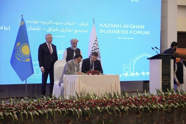 جانب من مراسم توقيع اتفاقيات التعاون بين رجال الأعمال والمسؤولين من أفغانستان وكازاخستان خلال المنتدى التجاري في كابل، بهدف تعزيز التبادل التجار