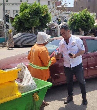 توزيع مياه باردة على عمال النظافة.. لفتة إنسانية من رئيس مدينة بنها توزيع مياه باردة على عمال النظافة.. لفتة إنسانية من رئيس مدينة بنها