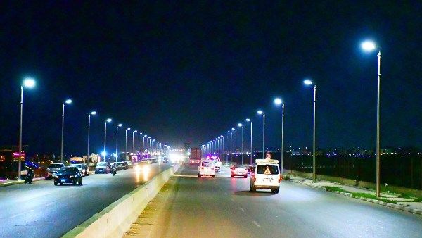 إضاءة طريق غرب بورسعيد بنظام All in one بأحدث أنظمة الطاقة الشمسية