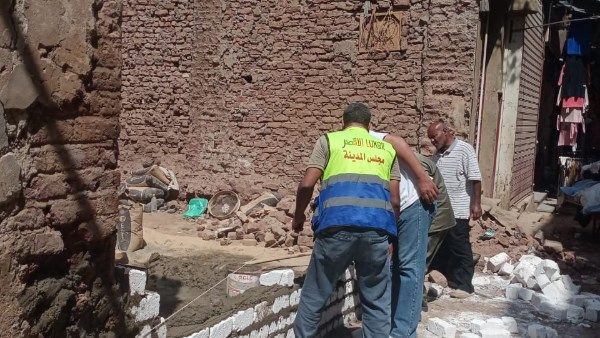 مجلس مدينة الأقصر يزيل سورًا مخالفًا بشارع سنوسرت