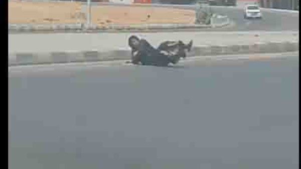 الداخلية تكشف تفاصيل فيديو إلقاء سيدة نفسها أمام السيارات بالشرقية