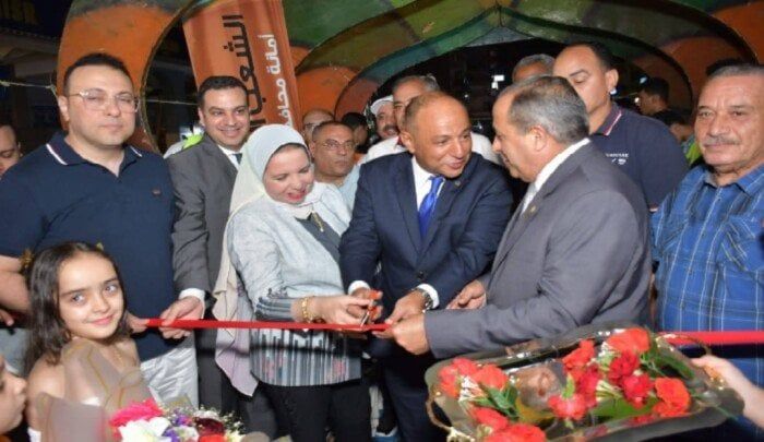 محافظ بورسعيد يفتتح أول معرض للأدوات المدرسية بأسعار مخفضة