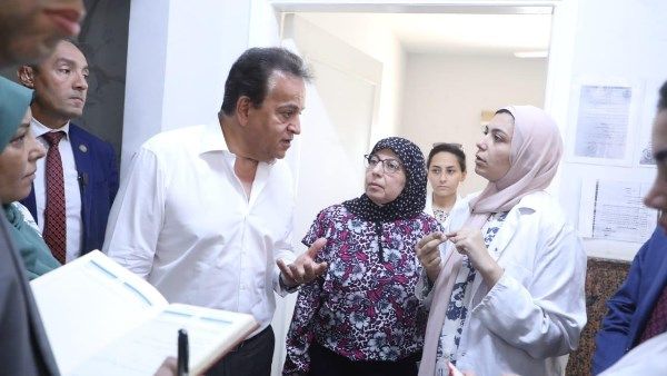 وزير الصحة يتفقد مركز أسرة الريحان بالشروق.. ويستجيب لشكوى ميدانية من المواطنين