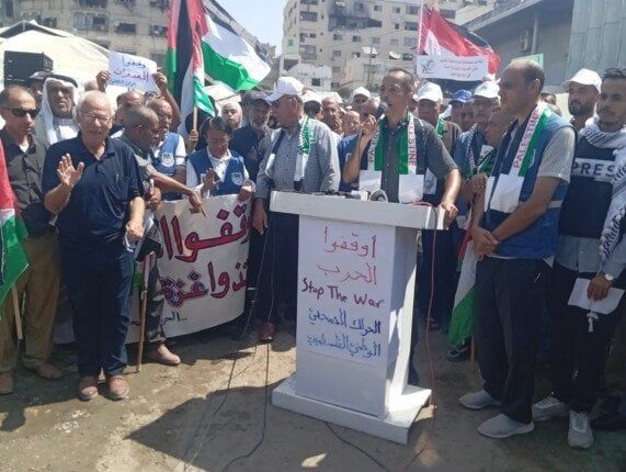 نقابة الصحفيين الفلسطينيين تنظم وقفة تضامنية للمطالبة بوقف الحرب ورفض التهجير