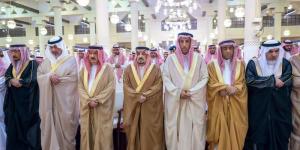 أمير الرياض ونائبه يؤديان صلاة الميت على الأمير ناصر بن فهد بن عبدالله بن سعود بن فرحان آل سعود - الكويت الاخباري