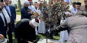 وزير الأوقاف يزرع شجرة في مرقد الإمام البخاري بسمرقند - الكويت الاخباري