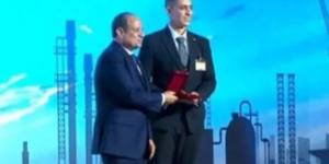  السيسي يكرم عددا من النماذج الناجحة في قطاعات العمل - الكويت الاخباري