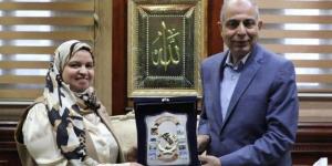 محافظ المنيا يكرم مدير عام الإرشاد الزراعي تقديرًا لدورها في دعم زراعة القمح - الكويت الاخباري