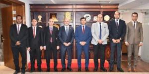 وزير الشباب يستقبل رئيس الاتحاد الدولي للسلاح ويكرّمه - الكويت الاخباري