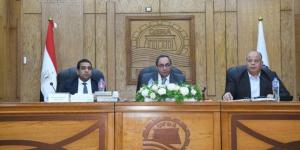 محافظ قنا يترأس اجتماعًا تنفيذيًا موسعًا لمتابعة مشروعات التنمية والخدمات العامة - الكويت الاخباري