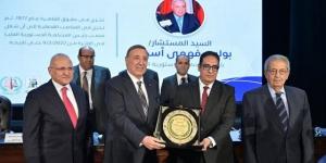 جامعة القاهرة تكرم المستشار بولس فهمي رئيس المحكمة الدستورية العليا - الكويت الاخباري