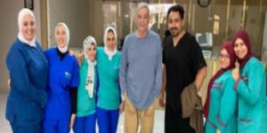 محمود حميدة يزور صبري عبد المنعم بعد دخوله المستشفى - الكويت الاخباري