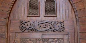 هل تجوز الصلاة للرجل بـ"الفانلة الحمالات" بسبب الحر؟.. أمين الإفتاء يجيب - الكويت الاخباري