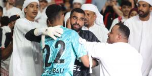 وسط دموعه .. لاعب شباب الأهلى يهدى الكأس لوالدته - شاهد - الكويت الاخباري