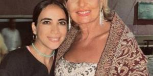 يسرا ومؤلفة برستيج.. قصة صورة داخل مقهى قديم في قلب القاهرة - الكويت الاخباري