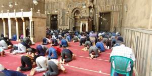 هل تبطل صلاة من يصلي جالسا مع قدرته على القيام.. الأزهر للفتوى يجيب - الكويت الاخباري